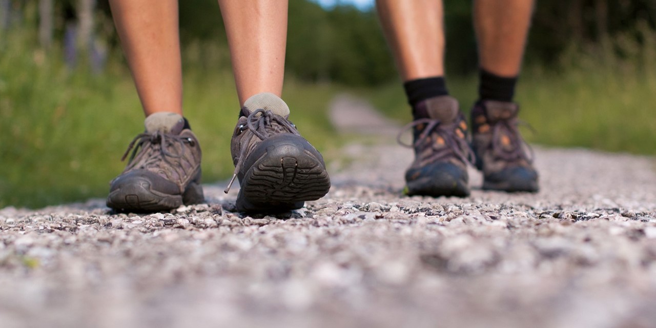 Twee wandelaars tot de knie gefotografeerd