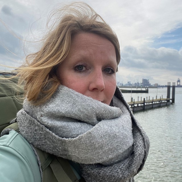 afbeelding van Simone aan de start van het Nederlands Kustpad.