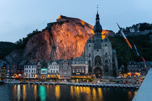 Dinant, prachtig gelegen aan de Maas