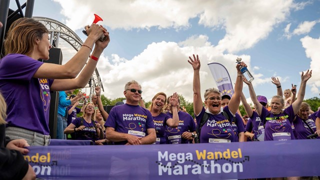 Finishende wandelaars tijdens de Mega Wandel Marathon