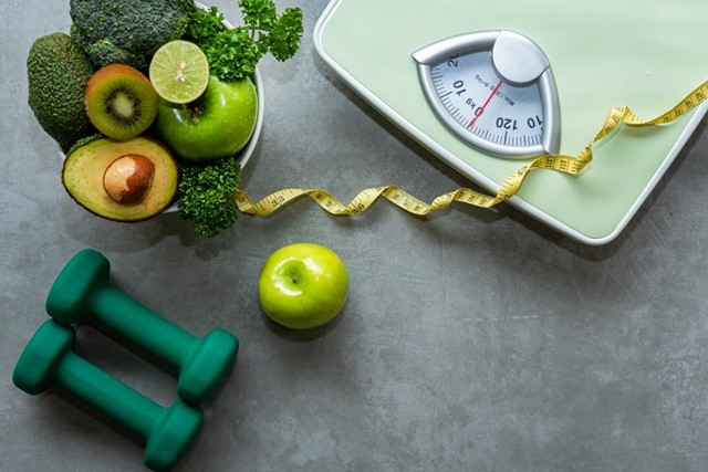 afbeelding van een weegschaal, fruitschaal en gewichtjes.