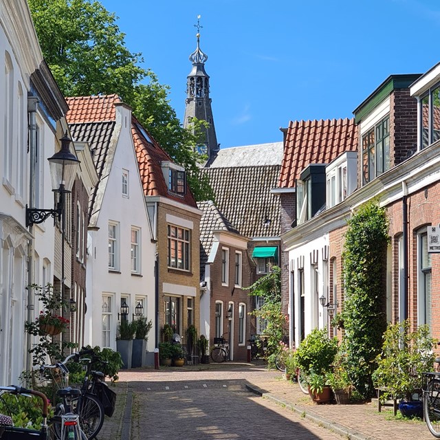 Wandelaar ontdekt historische straten tijdens een stadswandeling door Weesp