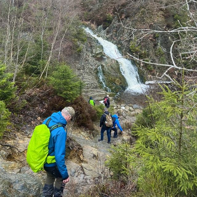 Wandelen langs waterval van Bayehon