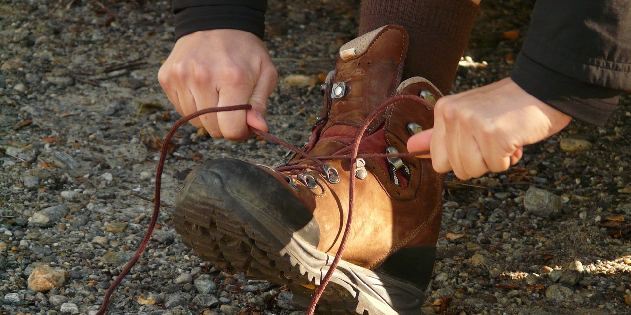 Veter strikken van nieuwe wandelschoenen