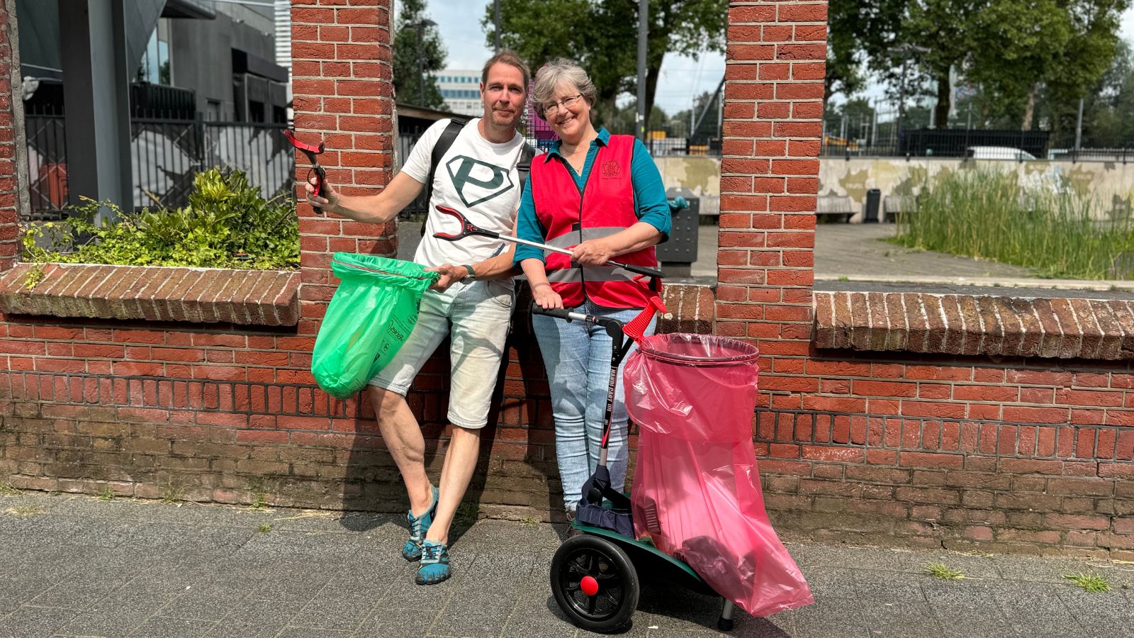 Plandelman ontmoet... Troep Trooper Gina; Anton en Gina zitten op een muurtje