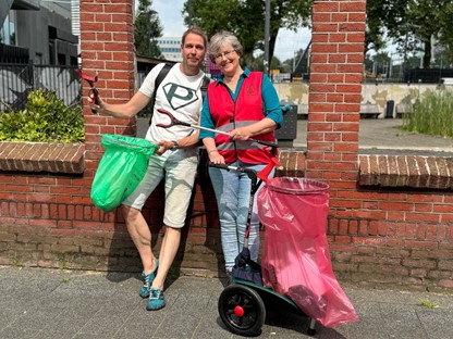 Plandelman ontmoet... Troep Trooper Gina; Anton en Gina zitten op een muurtje