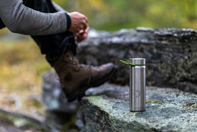 Waterfles met filters tijdens een hike