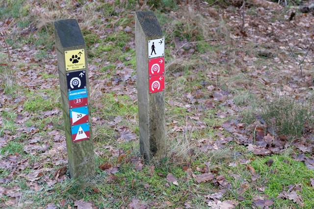 afbeelding van diverse wandelroute-markeringen, waaronder de Natte Neuzenroute.