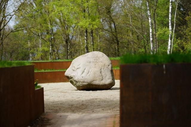 afbeelding van een steen die het Middelpunt van Nederland in Lunteren aanduidt.