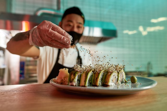 afbeelding van een Japanse chef met sushi.