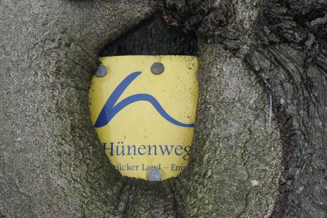Bordjes en markeringen tijdens het wandelen; Hünenweg