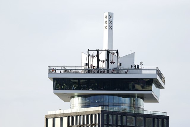 afbeelding van een uitkijkpunt met schommels in Amsterdam.