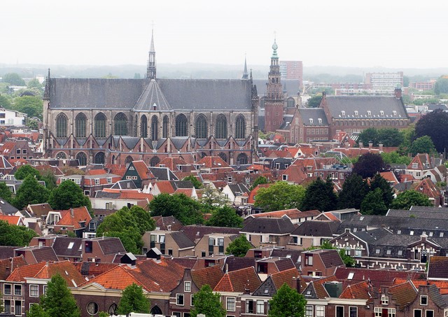 Gezicht op de Hooglandse Kerk van het dak van de Meelfabriek