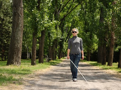 afbeelding van een wandelaar die visueel beperkt is.