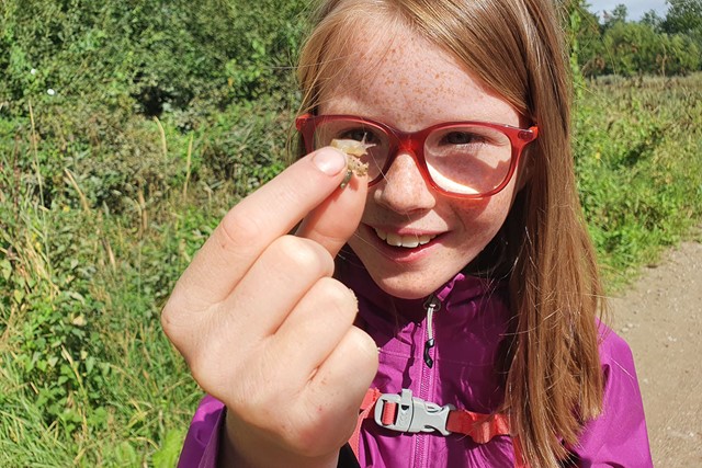 Agnes met een beestje in haar hand.