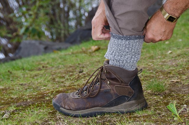 Wandelsok hoog opgetrokken