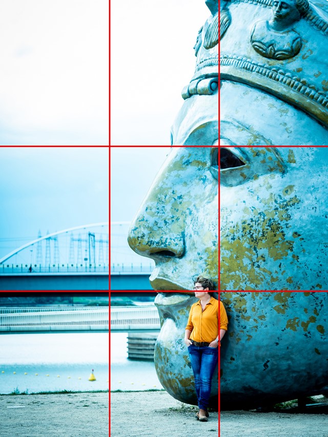 afbeelding van een vrouw die gefotografeerd wordt met hulplijnen in de camera.