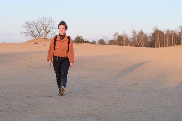 vrouw wandelt in Loonse- en Drunense Duinen.