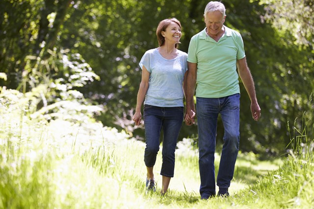 man en vrouw wandelen in de zon.