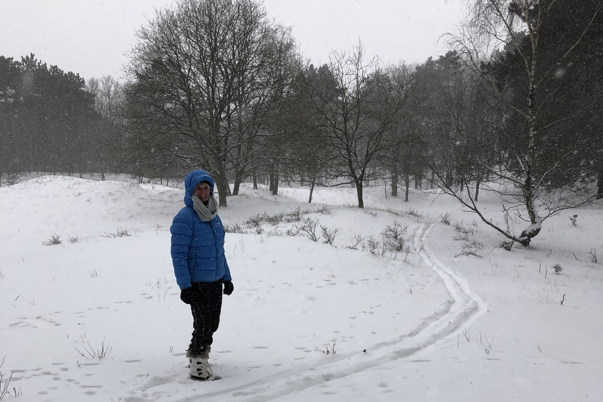 afbeelding van Mette van de Ven in de sneeuw.