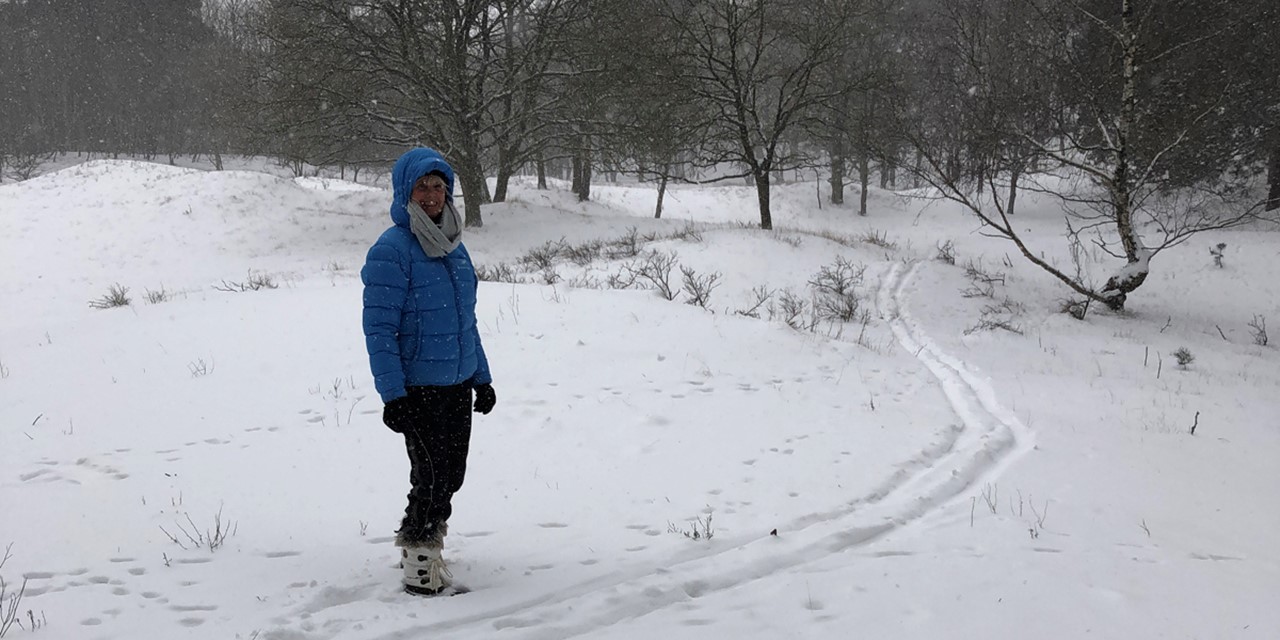 afbeelding van Mette van de Ven in de sneeuw.