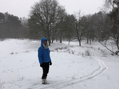 afbeelding van Mette van de Ven in de sneeuw.
