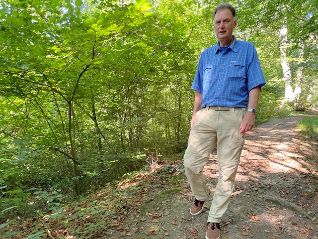 Wim Huijser, schrijver van vele boeken over wandelroutes, historie en het Nederlandse landschap, foto: Anton Damen