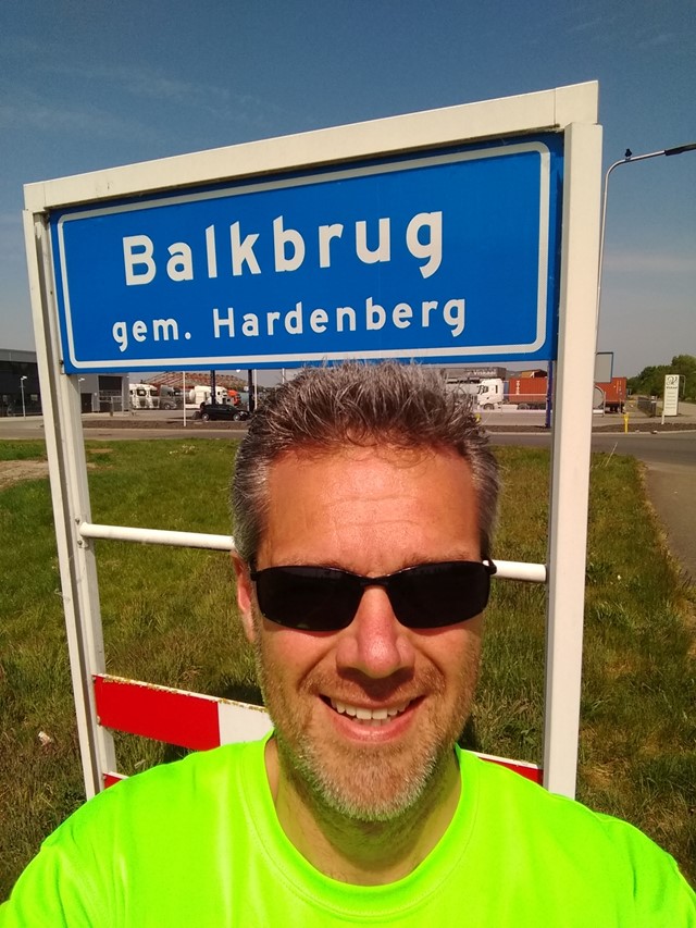 Henk-Jan voor het bord van Balkbrug