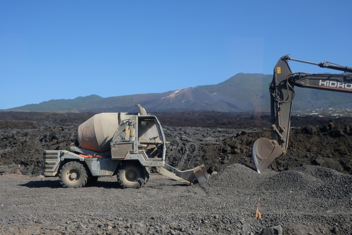 afbeelding van wegwerkzaamheden na de vulkaanuitbarsting in 2021.