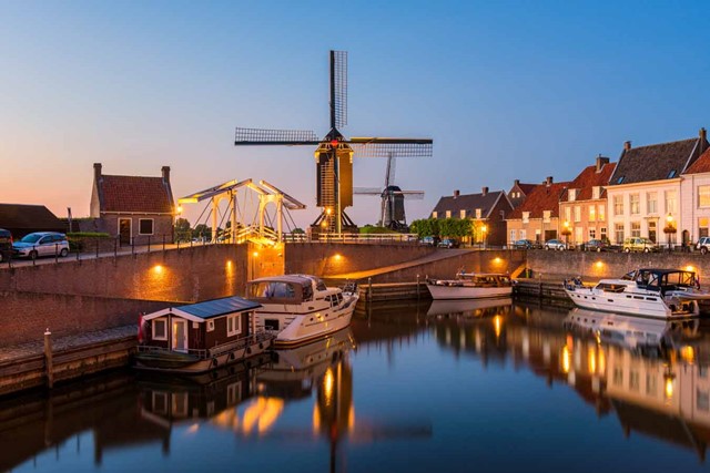 afbeelding van de haven van Heusden by night.