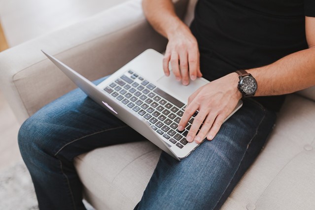 Man achter laptop