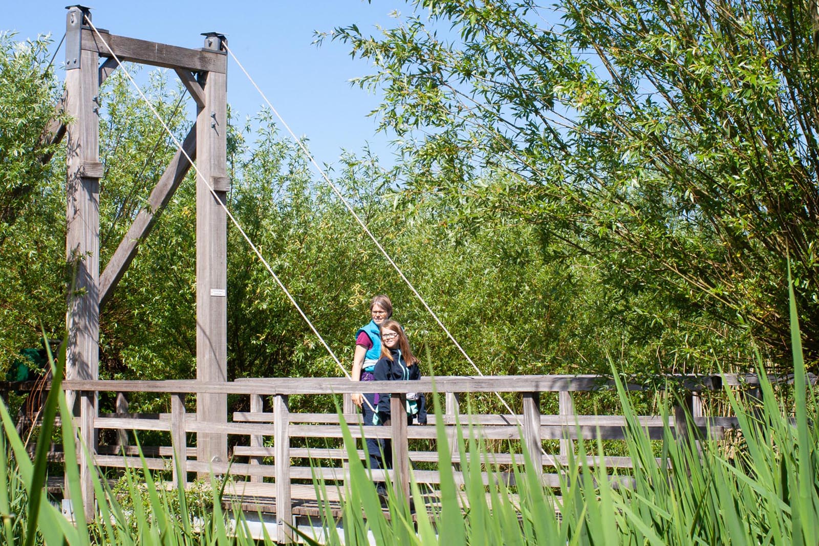 afbeelding van Ellen en Agnes op een brug in de Carnisse Grienden.