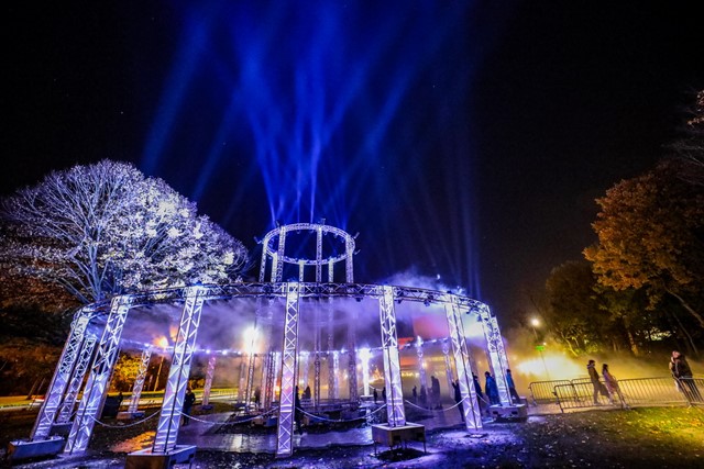 afbeelding van een lichtkunstwerk in het Koning Albert 1 Park tijdens Wintergloed Brugge.