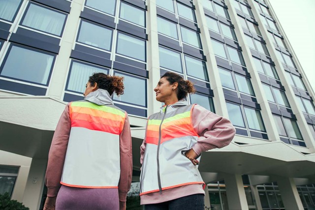 afbeelding van twee vrouwen op straat met fluorjasjes.
