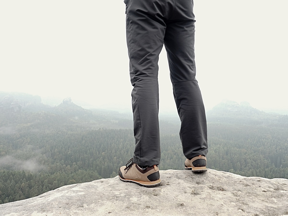 Man op berg met grijze wandelbroek aan