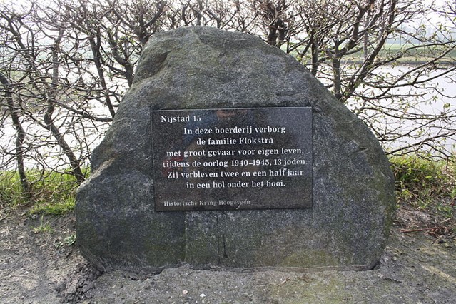 De gedenksteen bij de boerderij van de familie Flokstra