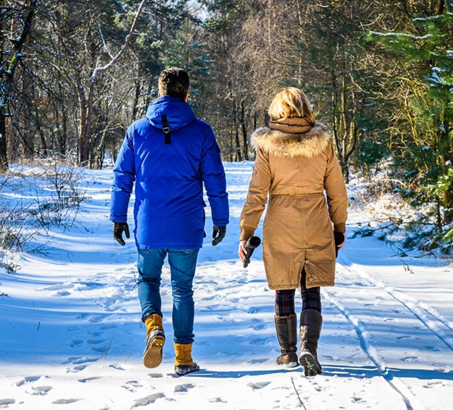wandelaars in de sneeuw