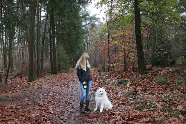 afbeelding van Trinke met haar hond.