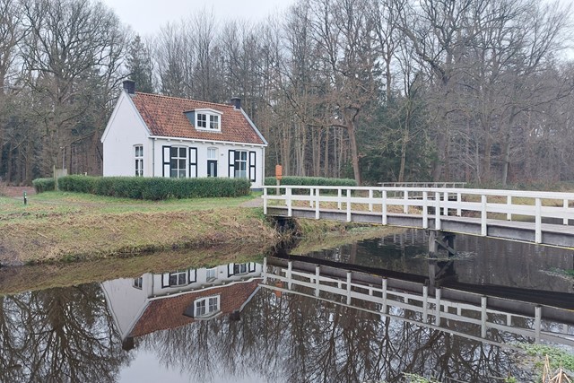 afbeelding van een landhuisje bij Veenhuizen.
