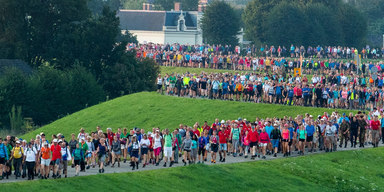 Vierdaagse Van Nijmegen 2022 Schlagzeilen 985f9x Vierdaagse Van Nijmegen 2022 Schlagzeilen 985f9x