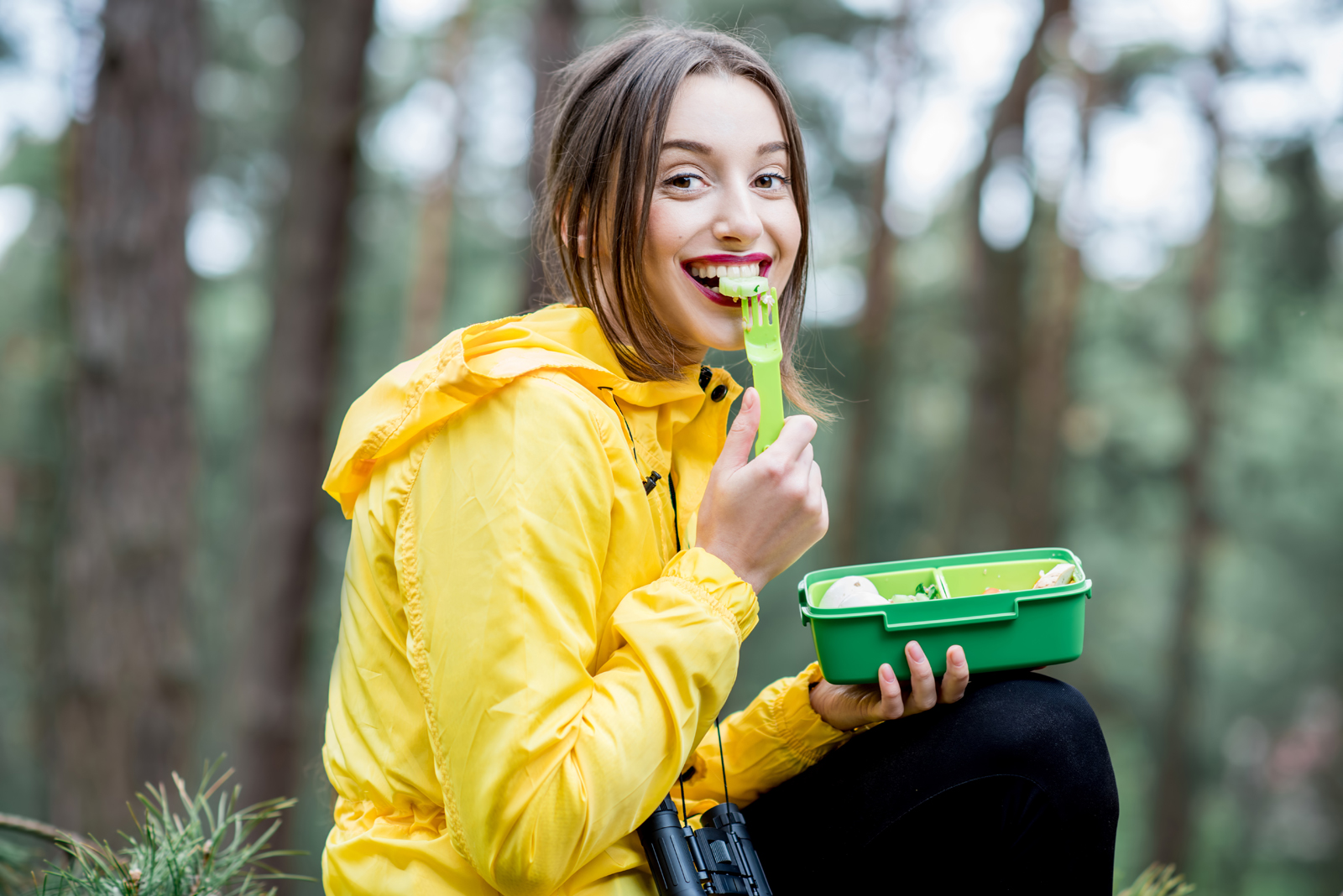 vrouw eet uit een lunchbakje.