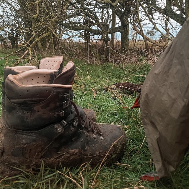 Natte wandelschoenen op een trail.