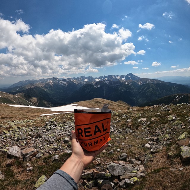 Onderweg eten tijdens een trektocht in het Tatra Gebergte in Polen.