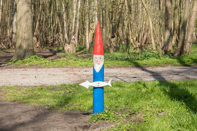 Bordjes en markeringen tijdens het wandelen; kabouterpad