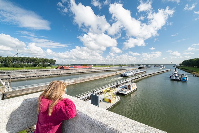 Bij Willemstad: Volkeraksluizen.