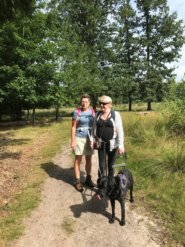 Jeannette en Elisabeth met hond Wendy