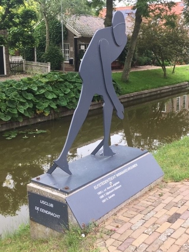 Monument met Elfstedentocht winnaars vrouwen