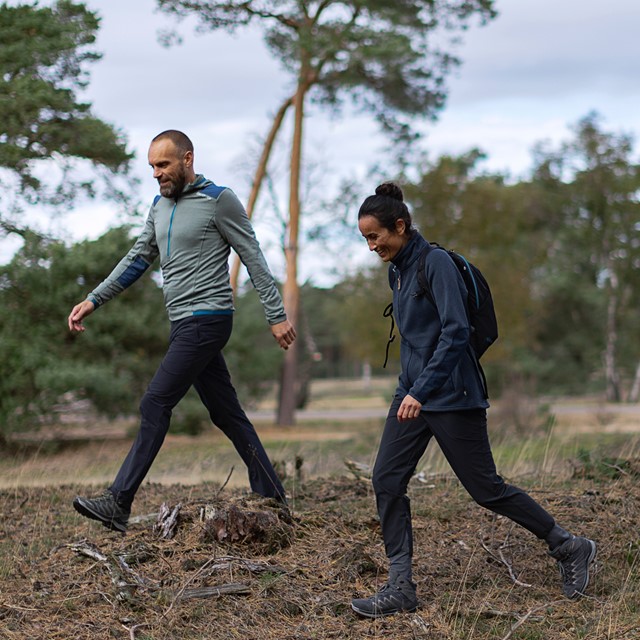 man en vrouw wandelen in de natuur op trekkingschoenen van LOWA