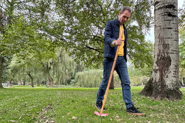 Plandelman ontmoet een verstokte uitvinder, afvalprikker, wandelstok