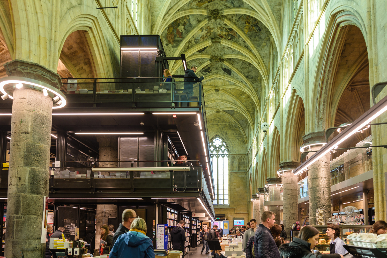 afbeelding van boekhandel Dominicanen in Maastricht, in een oude kerk.